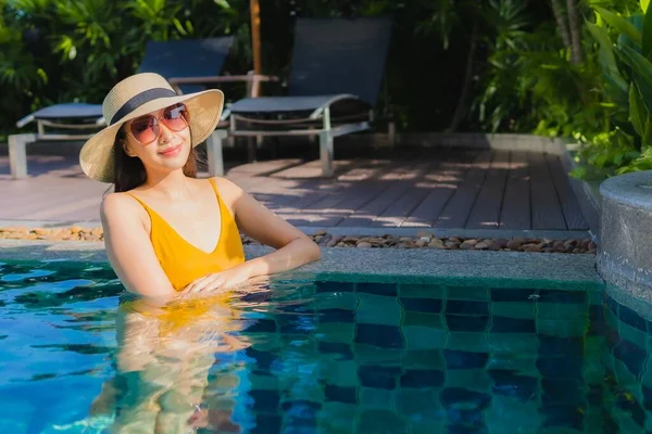ポートレート美しい若いアジアの女性は レジャー休暇のためのホテルリゾートで屋外スイミングプールの周り幸せな笑顔をリラックス — ストック写真
