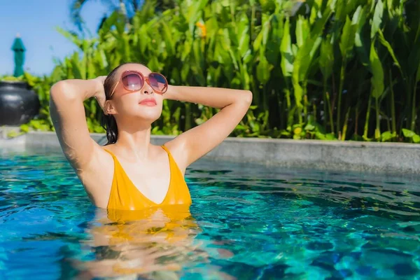 Portrait Belle Jeune Femme Asiatique Détendre Sourire Heureux Autour Piscine — Photo