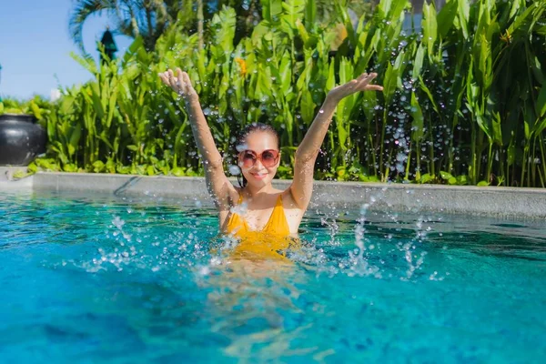 Retrato Bonito Jovem Asiático Mulher Relaxar Feliz Sorriso Redor Piscina — Fotografia de Stock