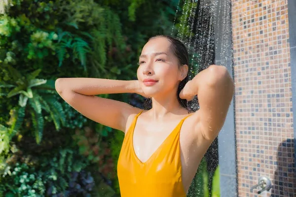 Portrét Krásná Mladá Asijská Žena Relax Šťastný Úsměv Kolem Venkovního — Stock fotografie