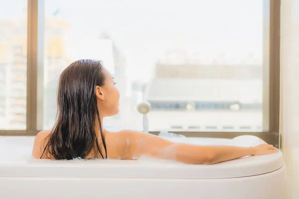 Retrato Bonito Jovem Asiático Mulher Relaxar Desfrutar Tomar Banho Banheira — Fotografia de Stock