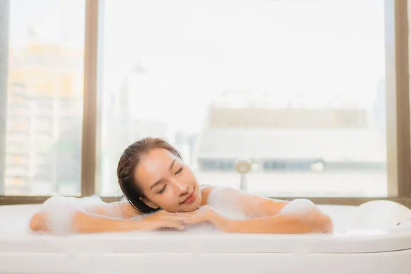Güzel Bir Asyalı Kadın Portresi Rahatına Bak Banyo Küvetinde Banyo — Stok fotoğraf
