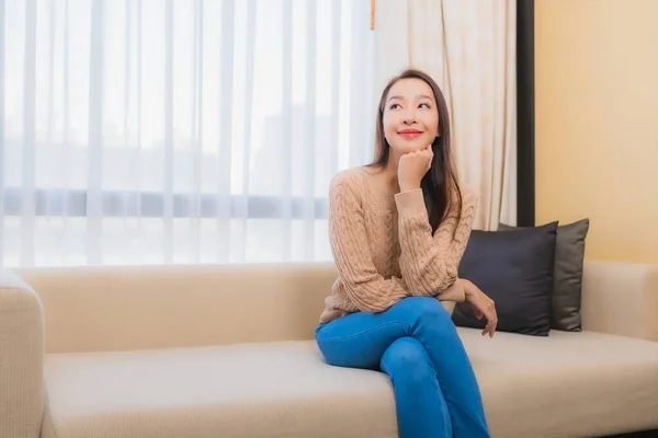 Retrato Bonito Jovem Asiático Mulher Relaxar Sorriso Feliz Sofá Decoração — Fotografia de Stock