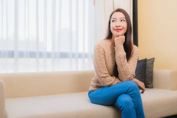 Retrato Hermosa Joven Mujer Asiática Relajarse Sonrisa Feliz Sofá Decoración — Foto de Stock
