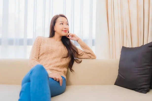 Retrato Bonito Jovem Asiático Mulher Relaxar Sorriso Feliz Sofá Decoração — Fotografia de Stock