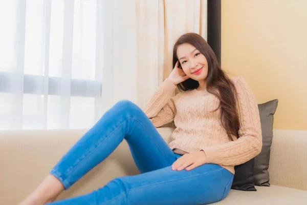 Retrato Bonito Jovem Asiático Mulher Relaxar Sorriso Feliz Sofá Decoração — Fotografia de Stock