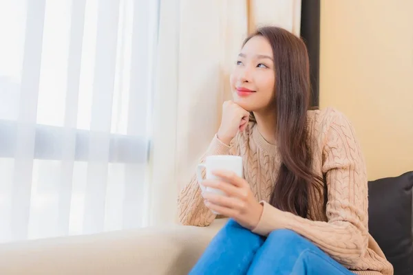 Retrato Hermosa Joven Mujer Asiática Con Taza Café Decoración Del —  Fotos de Stock