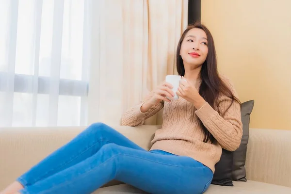 Retrato Bela Jovem Mulher Asiática Com Xícara Café Sofá Decoração — Fotografia de Stock