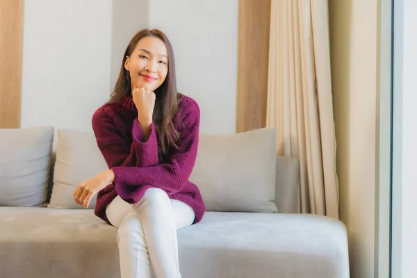 Retrato Bonito Jovem Asiático Mulher Sorriso Relaxar Sofá Sala Estar — Fotografia de Stock