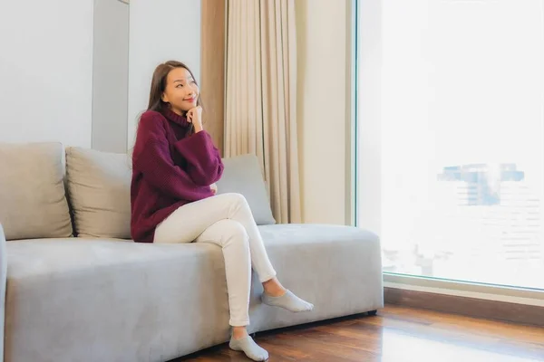 Retrato Hermosa Joven Mujer Asiática Sonrisa Relajarse Sofá Interior Sala — Foto de Stock