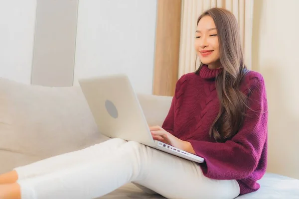 Portret Mooie Jonge Aziatische Vrouw Gebruik Computer Laptop Bank Woonkamer — Stockfoto