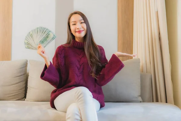 Retrato Hermosa Joven Mujer Asiática Con Montón Dinero Efectivo Dinero — Foto de Stock