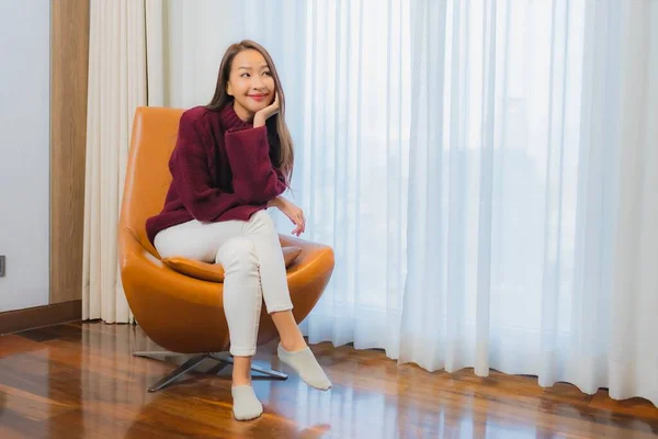 Retrato Bonito Jovem Asiático Mulher Sorriso Relaxar Sofá Sala Estar — Fotografia de Stock