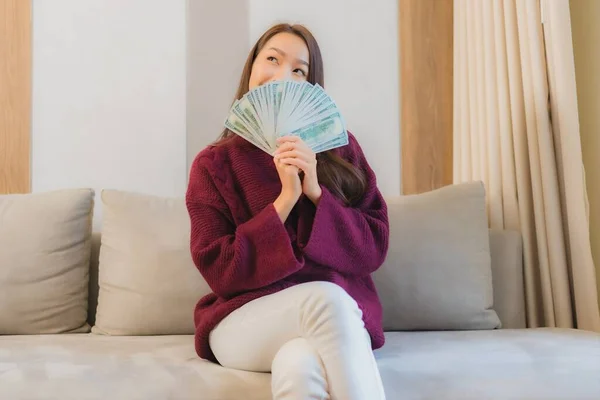 Retrato Hermosa Joven Mujer Asiática Con Montón Dinero Efectivo Dinero — Foto de Stock