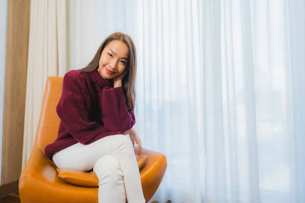 Retrato Bonito Jovem Asiático Mulher Sorriso Relaxar Sofá Sala Estar — Fotografia de Stock