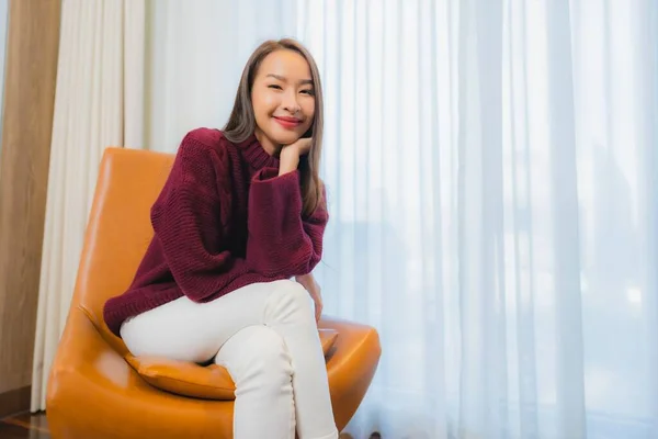 Portrét Krásná Mladá Asijská Žena Úsměv Relax Pohovce Obývacím Pokoji — Stock fotografie