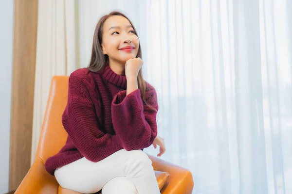 Porträt Schöne Junge Asiatische Frau Lächeln Entspannen Auf Sofa Wohnzimmer — Stockfoto