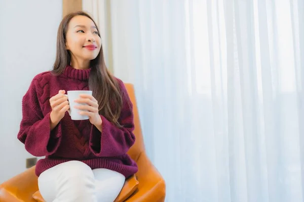 Porträtt Vacker Ung Asiatisk Kvinna Leende Koppla Soffan Vardagsrummet Interiör — Stockfoto