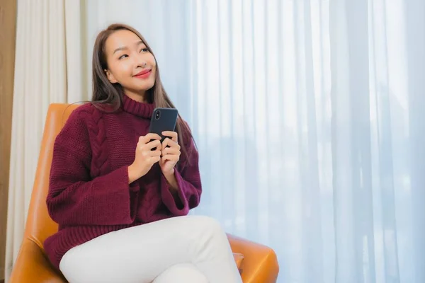 Porträtt Vacker Ung Asiatisk Kvinna Leende Koppla Soffan Vardagsrummet Interiör — Stockfoto