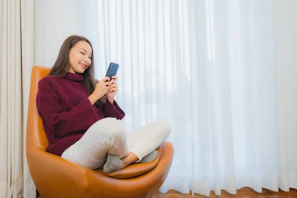 Porträt Schöne Junge Asiatische Frau Lächeln Entspannen Auf Sofa Wohnzimmer — Stockfoto