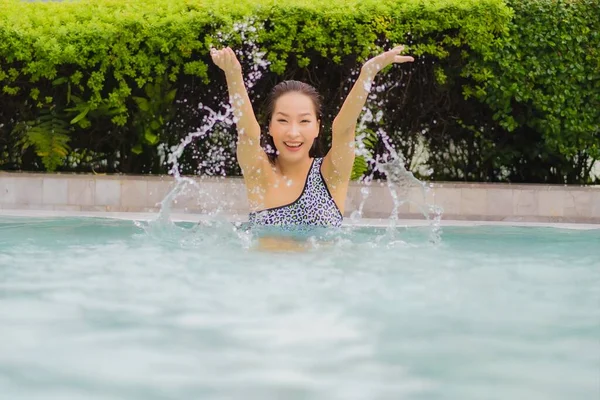 Portrait Belle Jeune Femme Asiatique Détendre Sourire Autour Piscine Extérieure — Photo