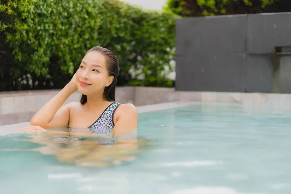 Güzel Bir Asyalı Kadın Portresi Rahatlamak Için Açık Havada Yüzme — Stok fotoğraf
