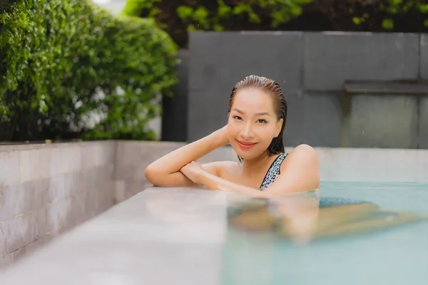 Retrato Hermosa Joven Mujer Asiática Relajarse Sonrisa Alrededor Piscina Aire —  Fotos de Stock