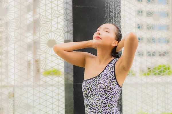 Portret Mooie Jonge Aziatische Vrouw Nemen Een Douche Rond Openlucht — Stockfoto