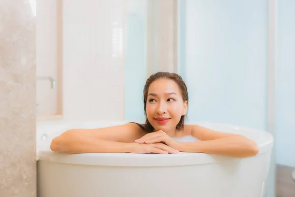 Retrato Hermosa Joven Asiática Mujer Relajarse Sonrisa Bañera Baño Interior —  Fotos de Stock