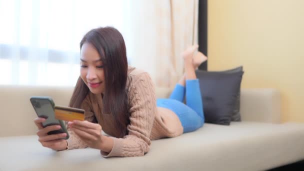 Filmaufnahmen Von Schönen Jungen Asiatischen Frau Mit Smartphone Hause — Stockvideo