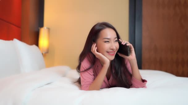 아름다운 여성이 집에서 전화로 이야기하는 — 비디오