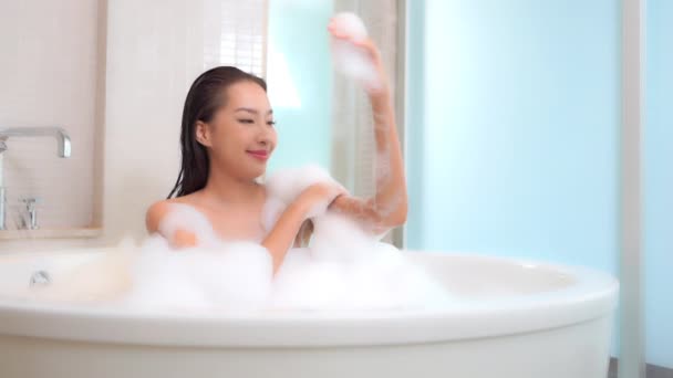 Séquences Belle Jeune Femme Asiatique Prenant Bain — Video