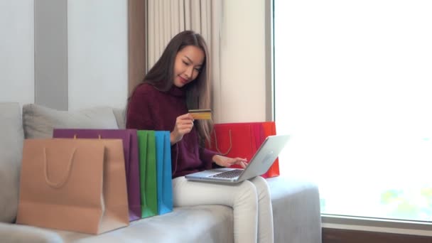 Beeldmateriaal Van Mooie Jonge Aziatische Vrouw Het Maken Van Winkelen — Stockvideo