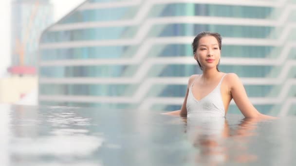 Filmación Hermosa Joven Mujer Asiática Relajarse Alrededor Piscina Complejo Hotelero — Vídeo de stock