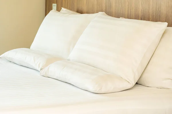 Bianco Comodo Cuscino Sul Letto Con Decorazione Coperta Interno Della — Foto Stock