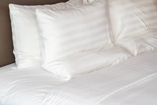 Branco Confortável Travesseiro Cama Com Cobertor Decoração Interior Quarto — Fotografia de Stock