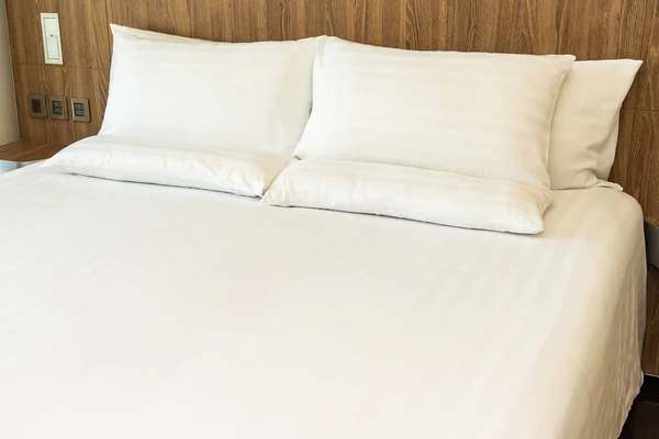 Біла Зручна Подушка Ліжку Ковдрою Прикраса Інтер Єру Спальні — стокове фото