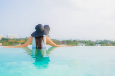 Güzel bir Asyalı kadın portresi. Mutlu bir gülümseme. Otelde yüzme havuzunda rahatla.