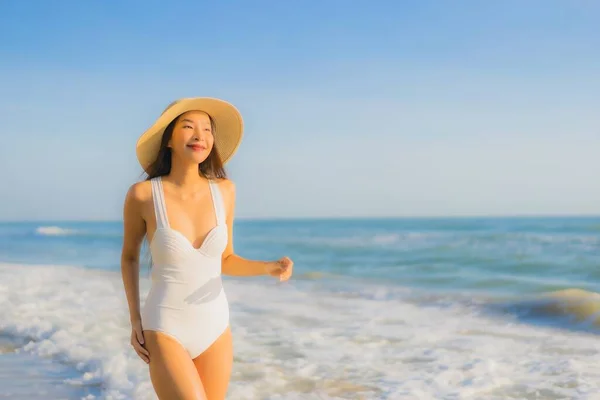 Retrato Hermosa Joven Asiática Mujer Feliz Sonrisa Alrededor Mar Océano —  Fotos de Stock