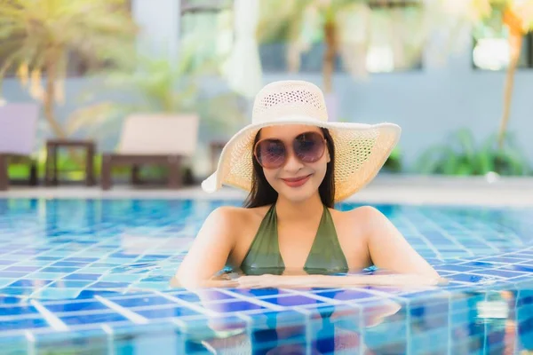 Güzel Bir Asyalı Kadın Portresi Tatilde Dinlenmek Için Otel Havuzunda — Stok fotoğraf