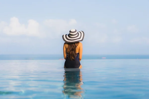 Portret Frumoasa Tanara Asiatica Relaxeaza Jurul Piscinei Statiunea Hotelului Pentru — Fotografie, imagine de stoc