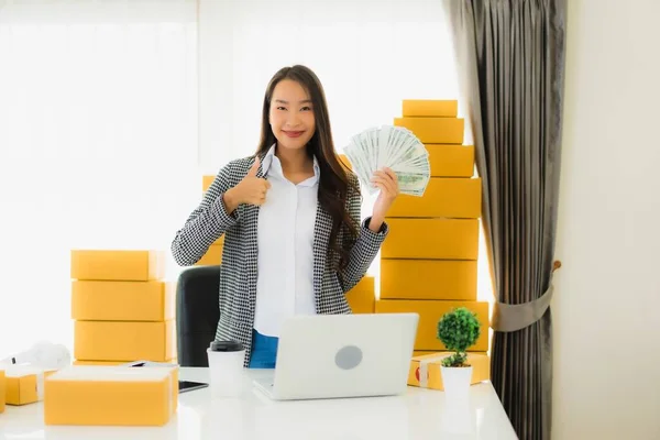 Portret Mooie Jonge Aziatische Vrouw Werk Vanuit Huis Met Laptop — Stockfoto