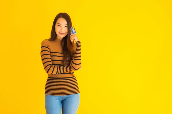 Retrato Hermosa Joven Asiática Mujer Uso Inteligente Teléfono Móvil Teléfono — Foto de Stock