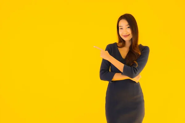 Retrato Bela Jovem Asiático Mulher Com Ação Isolado Amarelo Fundo — Fotografia de Stock