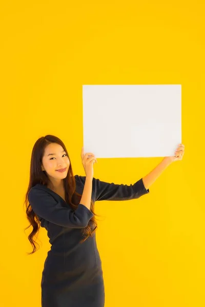 Retrato Hermosa Joven Asiática Mujer Con Vacío Blanco Cartel Tarjeta — Foto de Stock