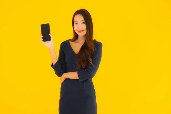 Akıllı Cep Telefonlu Güzel Asyalı Kadın Portresi Sarı Izole Edilmiş — Stok fotoğraf