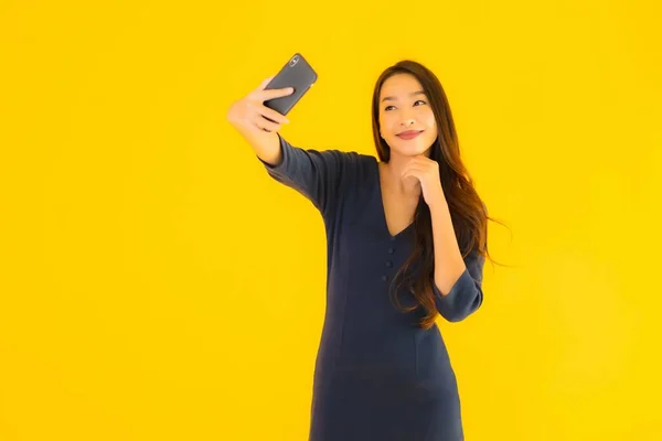 Ritratto Bella Giovane Donna Asiatica Con Smart Cellulare Cellulare Sfondo — Foto Stock