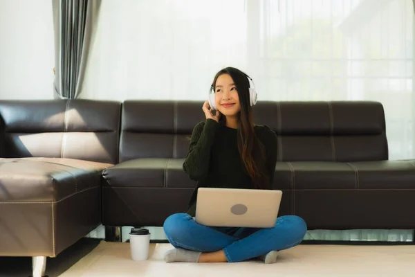 Portret Mooie Jonge Aziatische Vrouw Gebruik Laptop Computer Met Hoofdtelefoon — Stockfoto