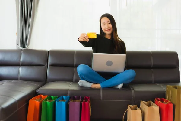 Retrato Hermosa Mujer Asiática Joven Uso Portátil Tarjeta Crédito Con — Foto de Stock