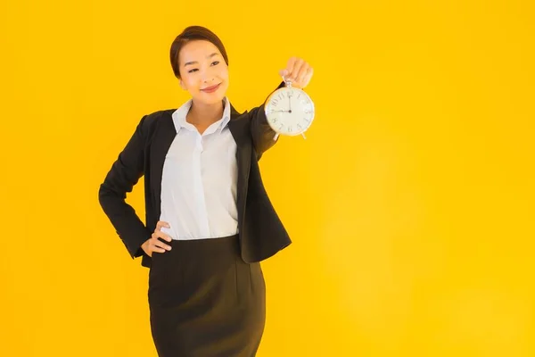 Retrato Hermosa Joven Asiática Mujer Mostrar Hora Del Reloj Alarma —  Fotos de Stock